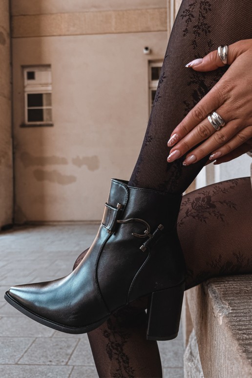 Warm ankle boots with heels and ornaments in black Isarae
