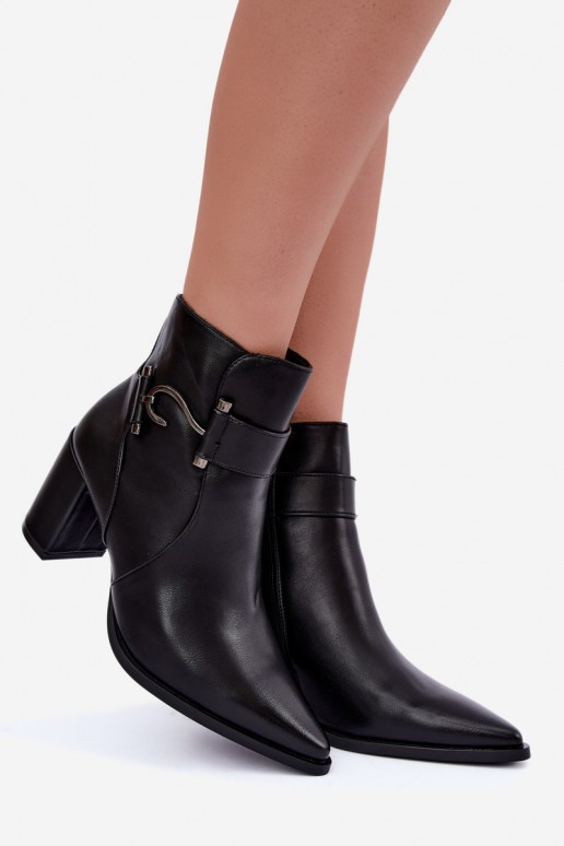 Warm ankle boots with heels and ornaments in black Isarae