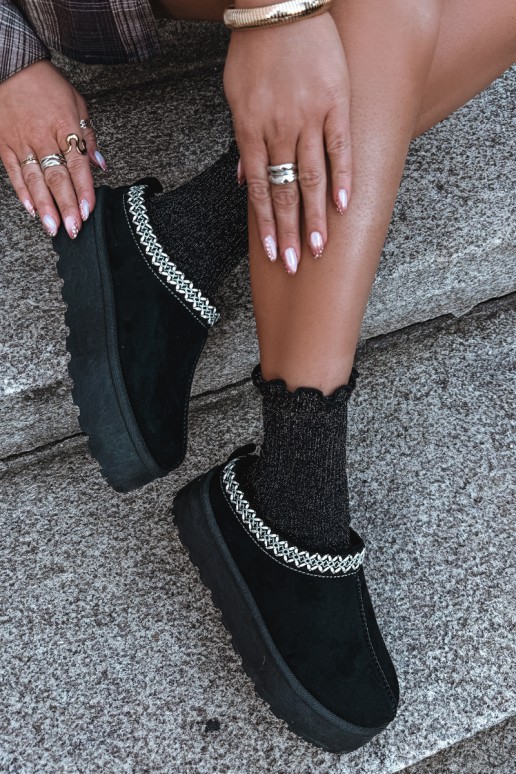 Women's low snow boots with embroidered flowers and platform in black color Įjungtarirya