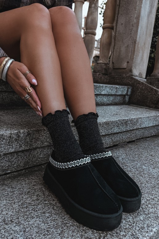 Women's low snow boots with embroidered flowers and platform in black color Įjungtarirya