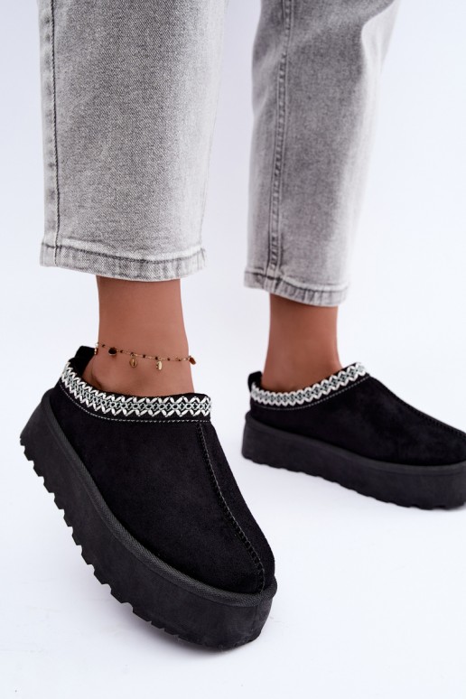Women's low snow boots with embroidered flowers and platform in black color Įjungtarirya