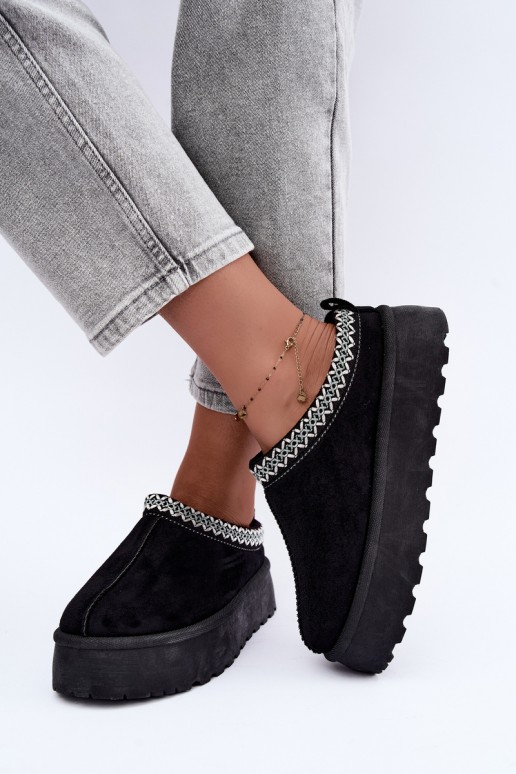Women's low snow boots with embroidered flowers and platform in black color Įjungtarirya