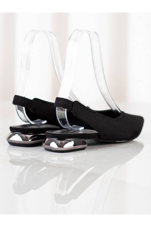 Įsispiriamo modelio juodos spalvos... Įsispiriamo modelio juodos spalvos...