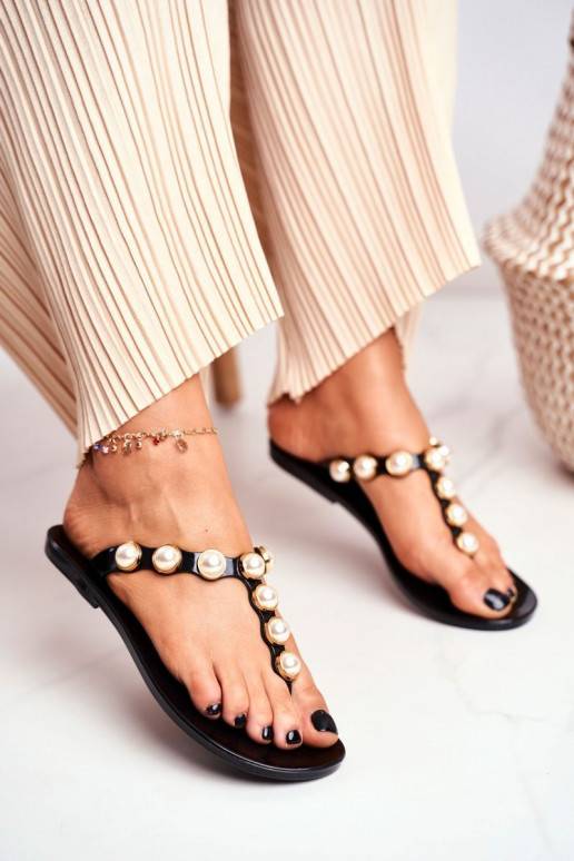 Stylish rubber slippers in black with pearls
