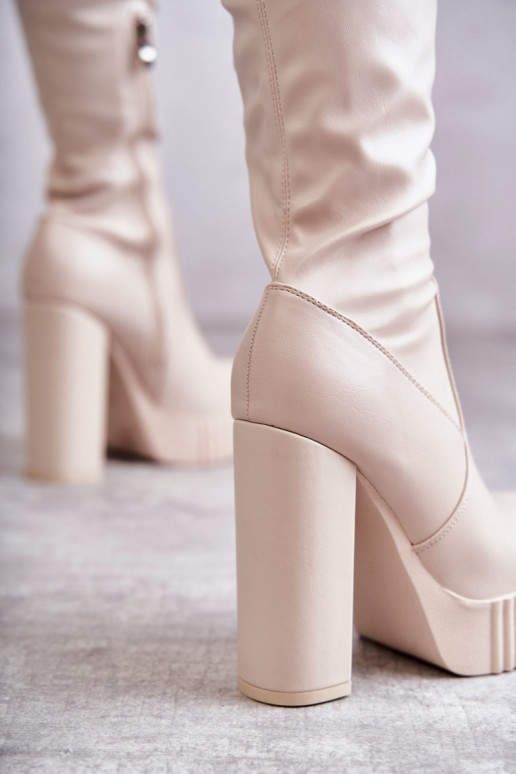 Smėlio spalvos ilgaauliai batai su... Smėlio spalvos ilgaauliai batai su...