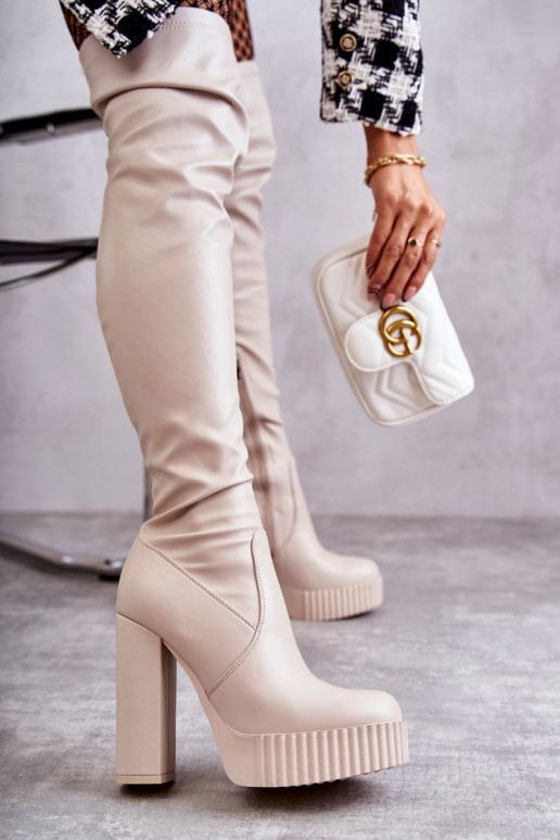 Smėlio spalvos ilgaauliai batai su... Smėlio spalvos ilgaauliai batai su...