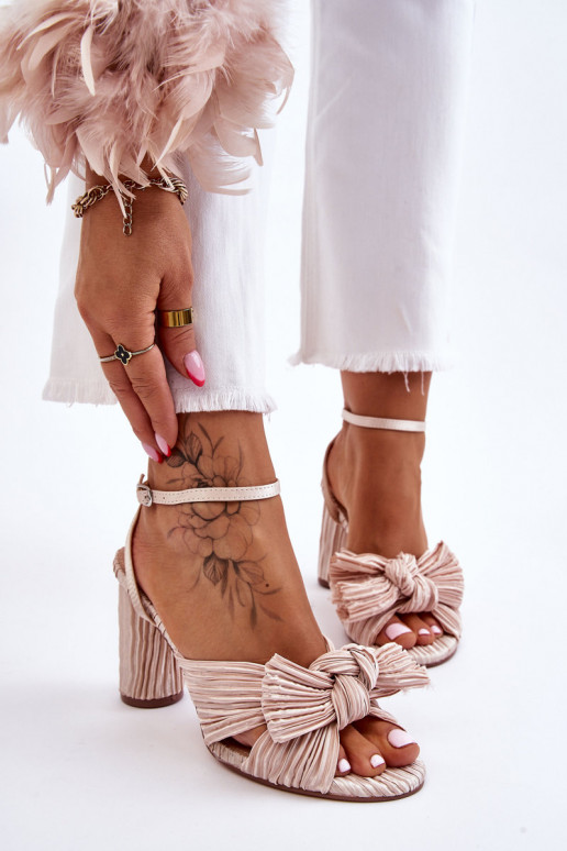 Fashionable Sandals With A Bow On...