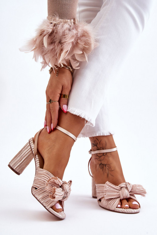 Fashionable Sandals With A Bow On...