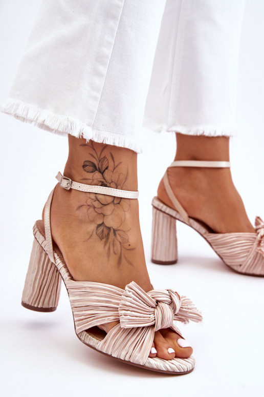 Fashionable Sandals With A Bow On...