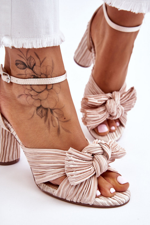 Fashionable Sandals With A Bow On...