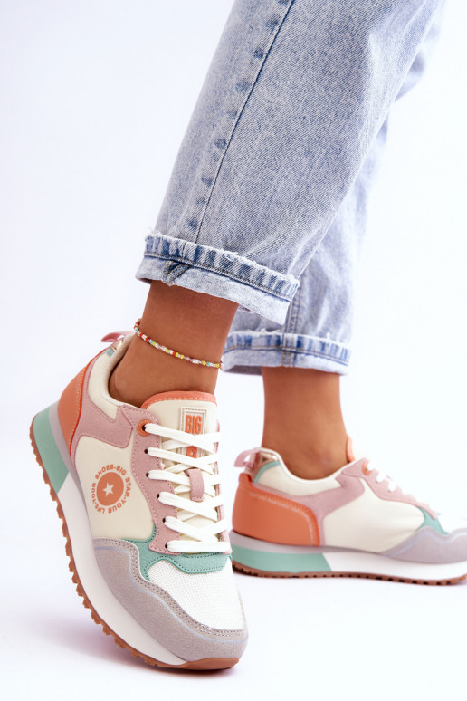 Įvairių spalvų Sneakers modelio batai... Įvairių spalvų Sneakers modelio batai...