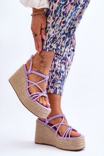 Fashionable Wedge Sandals... 2