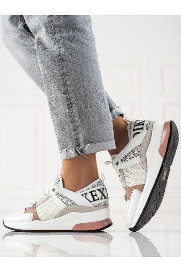 Women's casual shoes... 2