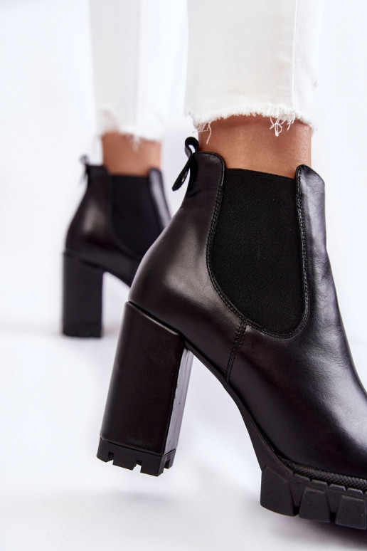 Leather Boots Smooth On A Bar Black... Leather Boots Smooth On A Bar Black...