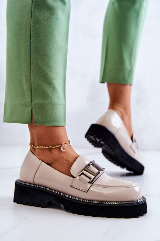 Shoes with lacquer effect cream color... Shoes with lacquer effect cream color...