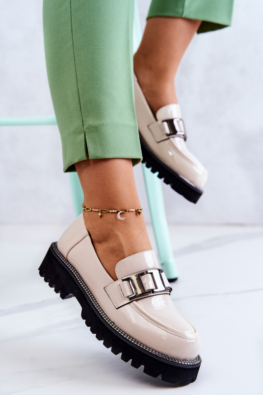 Shoes with lacquer effect cream color... Shoes with lacquer effect cream color...