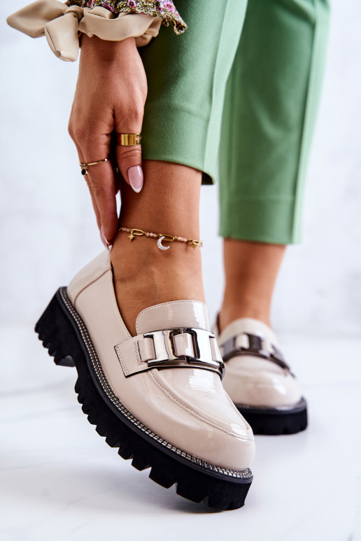 Shoes with lacquer effect cream color... Shoes with lacquer effect cream color...