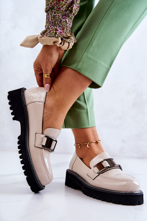 Shoes with lacquer effect cream color... Shoes with lacquer effect cream color...