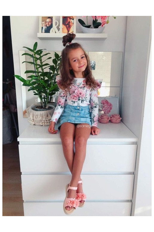 Sandals for children with flowers in... Sandals for children with flowers in...