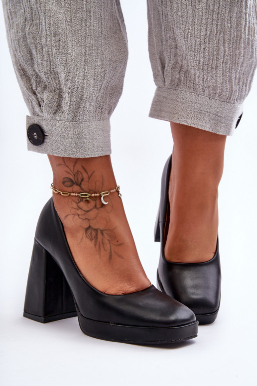 Shoes with a wide heel in black color... Shoes with a wide heel in black color...