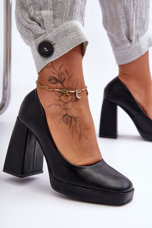 Shoes with a wide heel in black color... Shoes with a wide heel in black color...