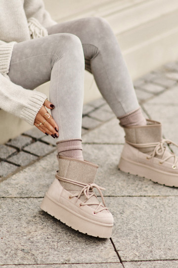 Snow boots with stylish details with platform in beige
