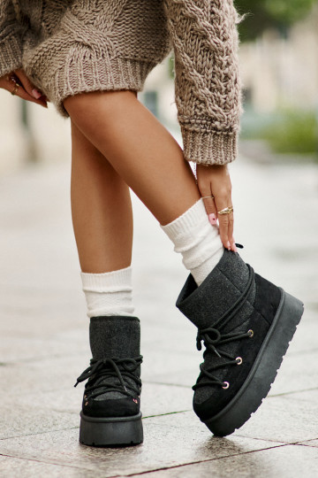 Snow boots with stylish details with platform in black