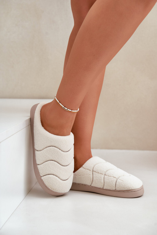 Warm slippers with fur in beige Vamirae