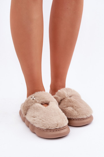 Furry Slippers With A Small Brooch Dark Beige Primaria 2