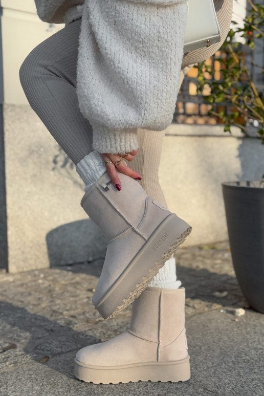 High women's snow boots on a platform... High women's snow boots on a platform...