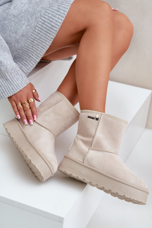 High women's snow boots on a platform... High women's snow boots on a platform...