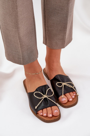 Klapki Na Płaskiej Podeszwie Z Ozdobną Kokardką Czarne Deonelis