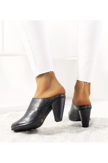 Czarne klapki na słupku... 2