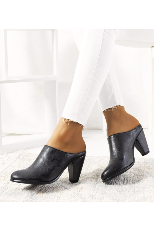 Czarne klapki na słupku Plotkin