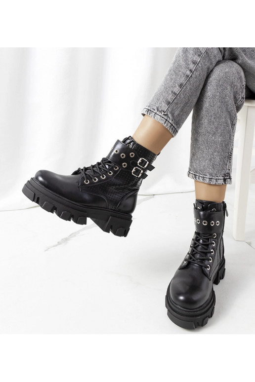 Czarne botki na traperkowej podeszwie...