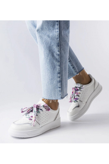 Białe sneakersy wiązane...