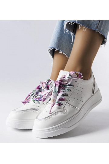 Białe sneakersy wiązane... 2