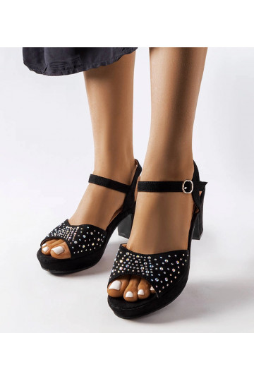 Czarne sandały na słupku... 2