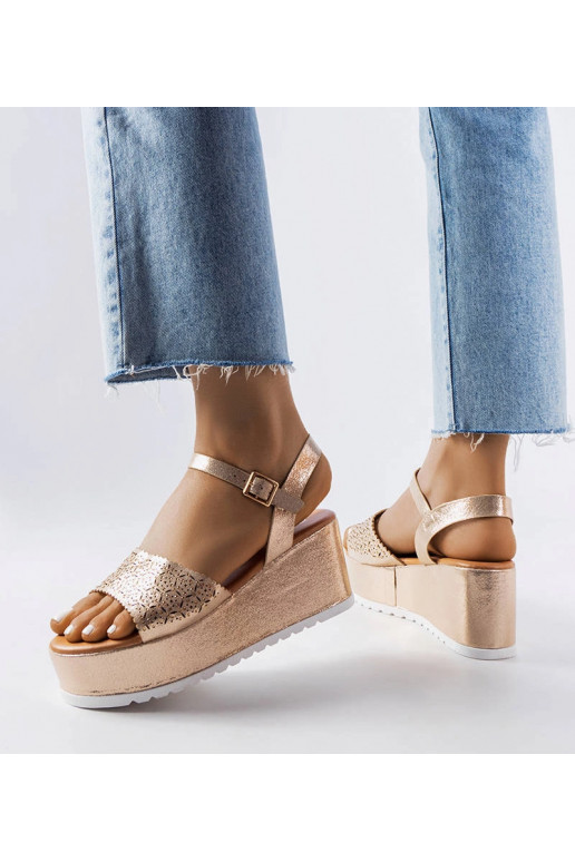 Złote ażurowe sandały na platformie...