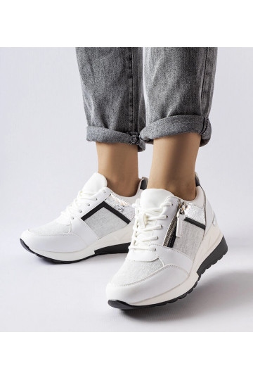 Białe sneakersy na koturnie...