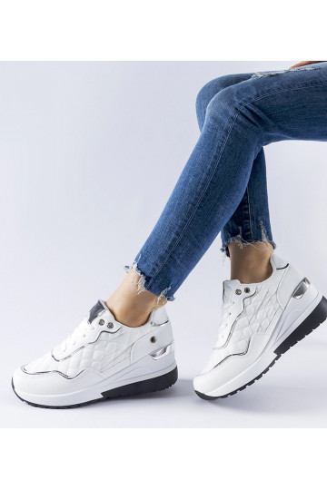 Białe pikowane sneakersy na...