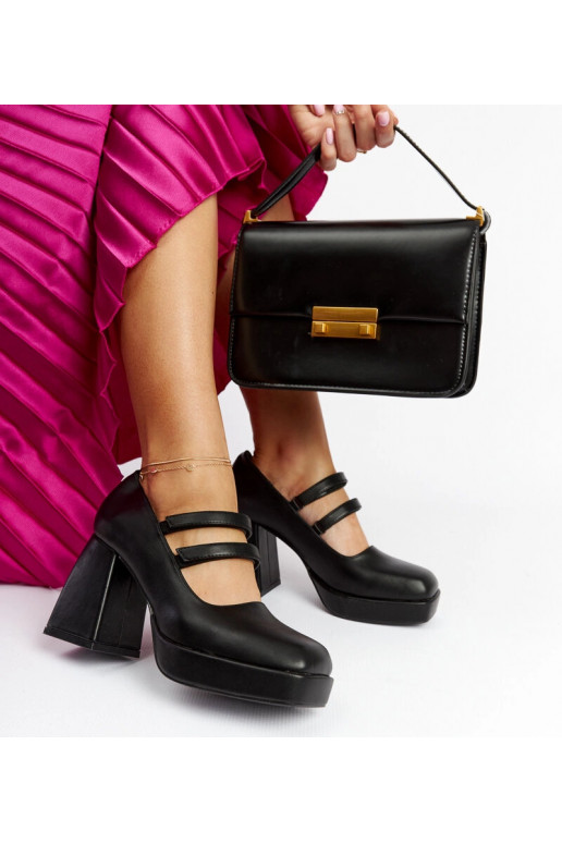 Black pumps on a low wedge heel Chantal