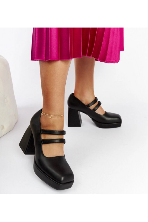 Black pumps on a low wedge heel Chantal