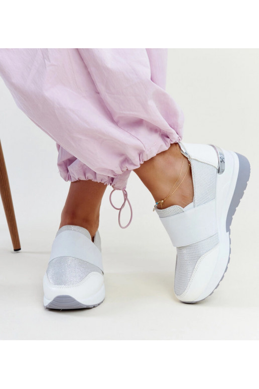 Białe sneakersy na koturnie Kallay