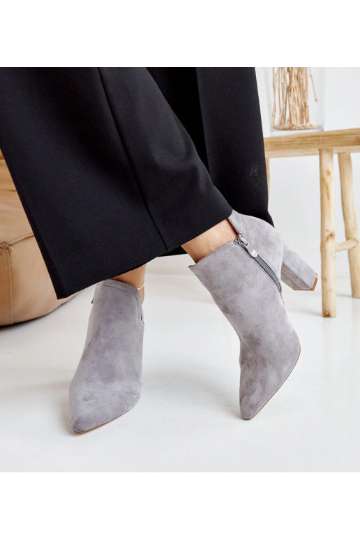 Szare asymetryczne botki na słupku...