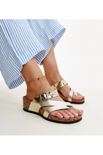 Beżowe klapki z łańcuchem Levy 2