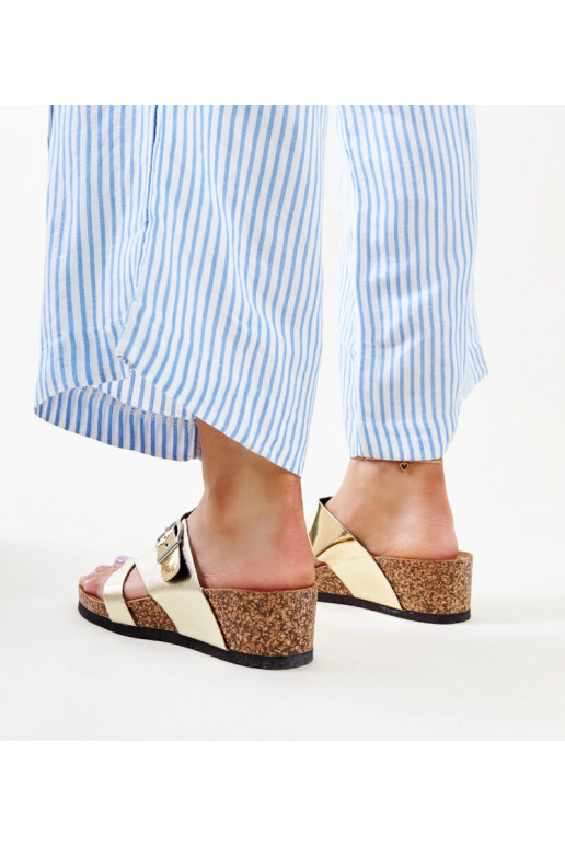 Złote metaliczne klapki na koturnie...