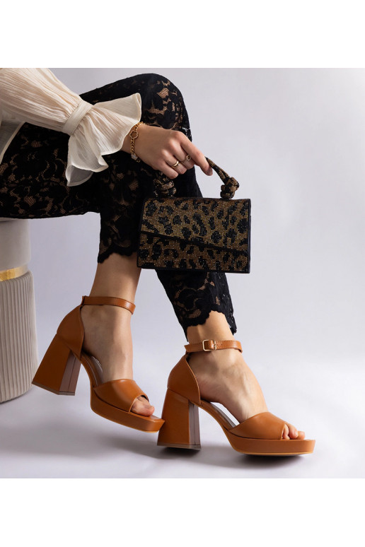 Brązowe sandały na masywnym obcasie...