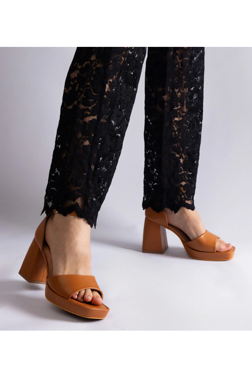 Brązowe sandały na masywnym obcasie...