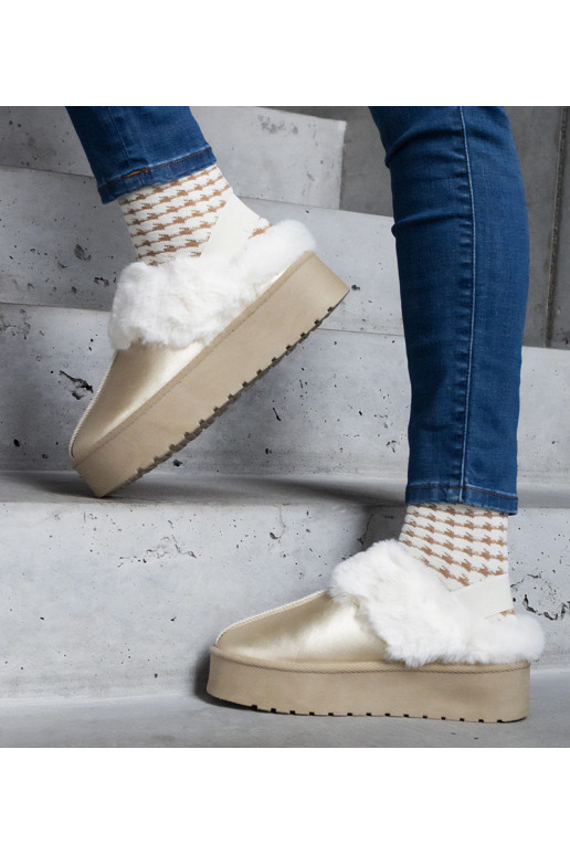 Złote kapcie na platformie ozdobione...